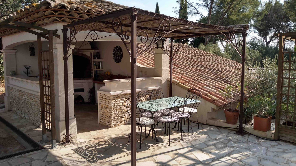 Comment couvrir une pergola en fer forgé ? – Belveo