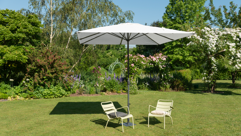 Un parasol droit dans un jardin fleuri
