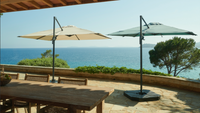 Deux parasols déportés sur une terrasse 