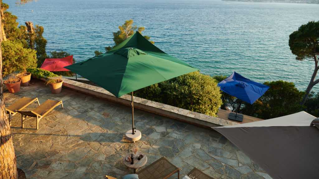 Un parasol à toile carré sur une terrasse 