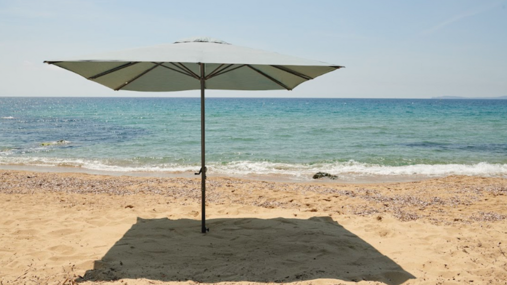 Comment faire tenir un parasol sans pied ?