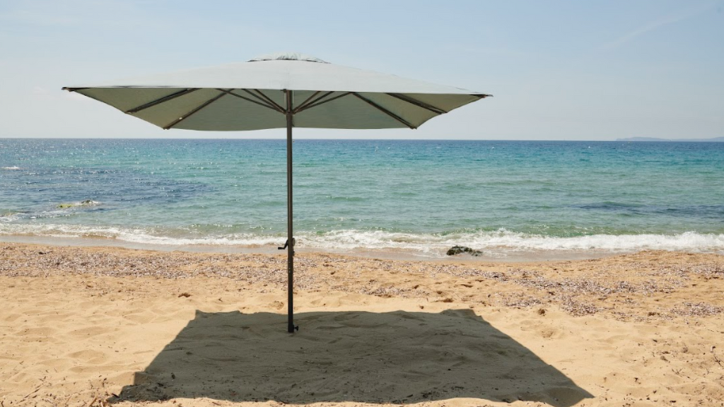 Un parasol sur le sable qui tient sans pied 
