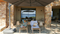 Une femme se reposant sous son parasol 