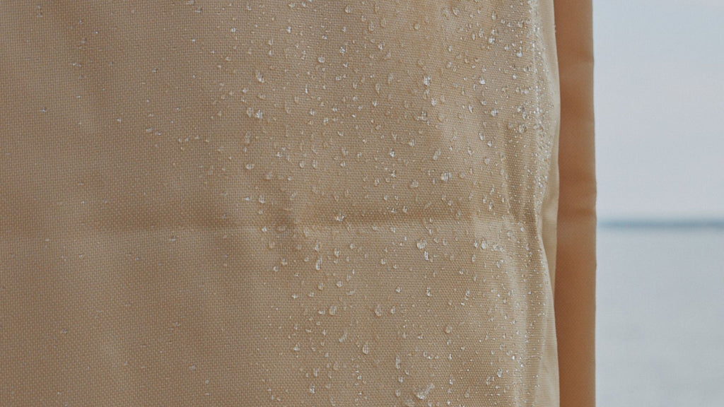 Une toile de parasol mouillée après nettoyage