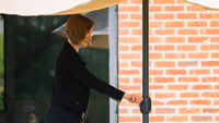 Une femme qui ajuste son parasol
