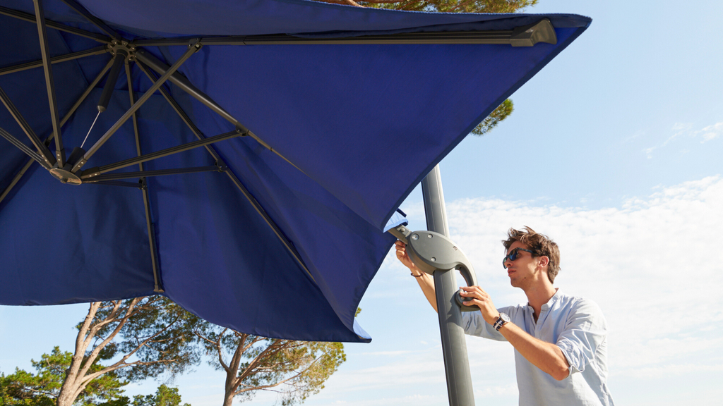 Homme qui ajuste son parasol 