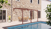 Une pergola en fer forgé dans un jardin