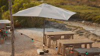 Un parasol droit en aluminium dehors 