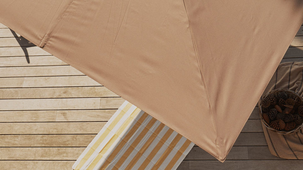 Une toile de parasol marron