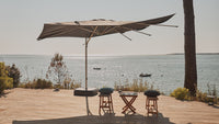 Un parasol déporté sur une terrasse