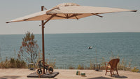 Un parasol déporté sur une terrasse au bord de mer