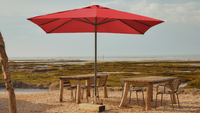 Un parasol droit avec une toile en polyester rouge