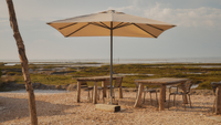 Un parasol droit dehors 