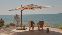 Un parasol déporté sur terrasse en bord de mer 