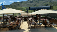 Des grands parasols pro qui embellissent le restaurant la Coma 