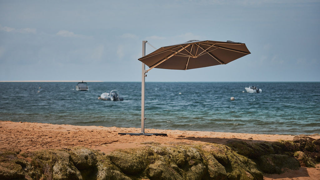 Un parasol excentré sur la plage 