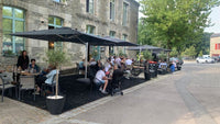 Une terrasse d'un restaurant avec des parasols