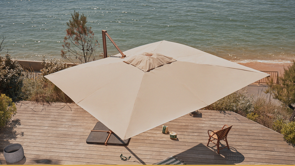 Un parasol sur une terrasse 