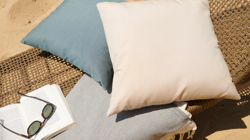 Coussins pour salon de jardin : comment les choisir pour allier confort et durabilité ?