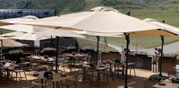 Parasols sur une terrasse de restaurant
