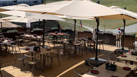 Parasols sur une terrasse de restaurant