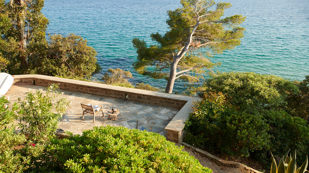 Comment choisir un salon de jardin qui peut rester dehors toute l’année ?