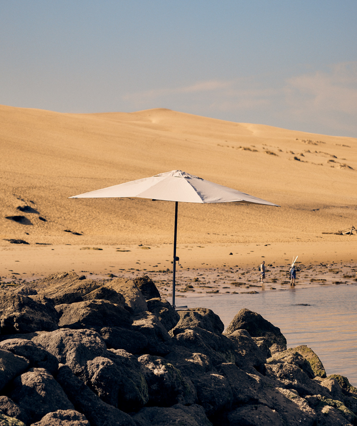 <h2> Le seul parasol qui s’adapte au vent. <br/>Y compris au mistral.</h2>