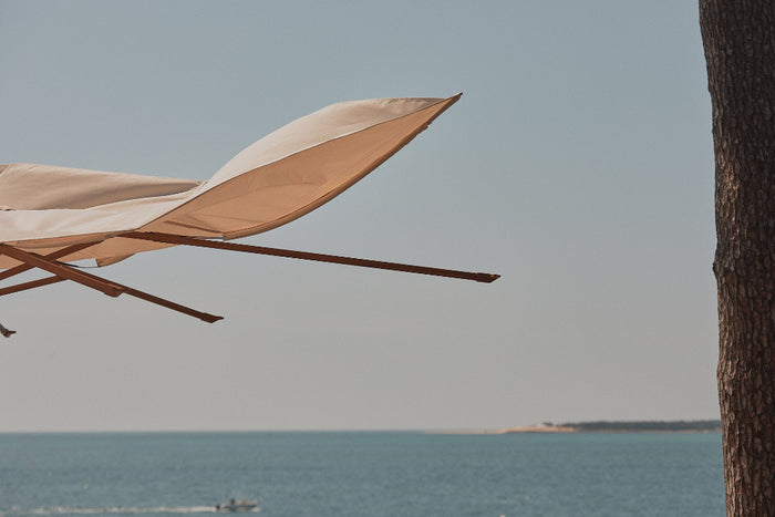 <h2> Le seul parasol qui s’adapte au vent. <br/>Y compris au mistral.</h2>